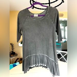 Short sleeve grey frill top